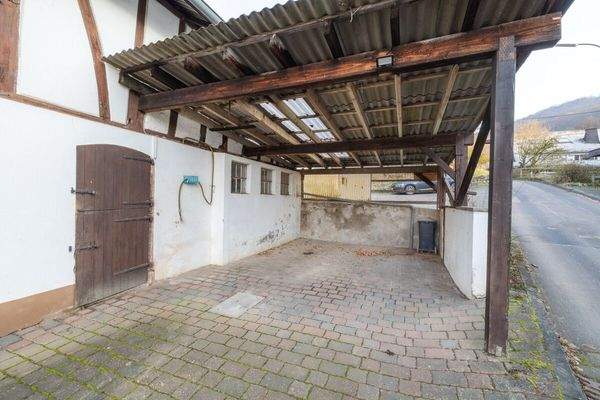 Carport an der Scheune