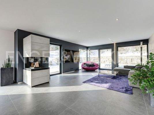 Großzügiger Wohnbereich mit offenem Kamin