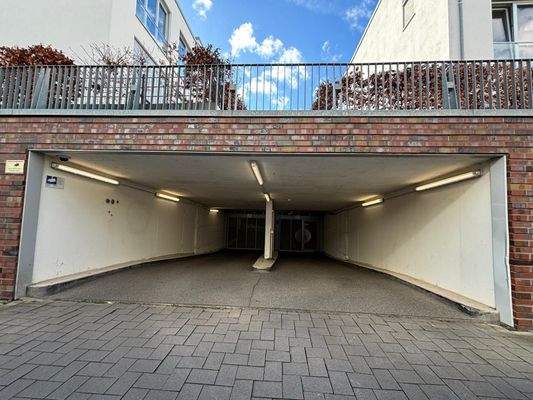 schöne Einfahrt in die Tiefgarage.jpg