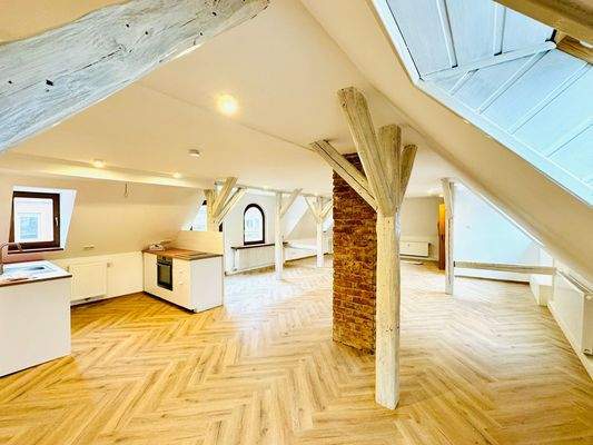Helles Loft mit Holzbalken