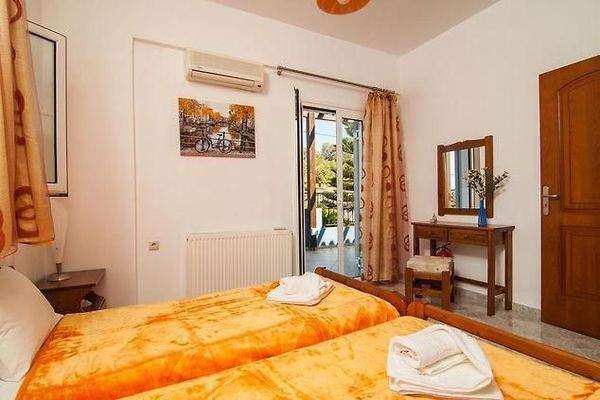 Kreta, Perama: Große Villa mit 2 kleinen Wohnungen zum Verkauf