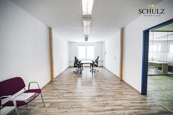 Funktionales Mitarbeiterbüro mit professioneller Arbeitsumgebung