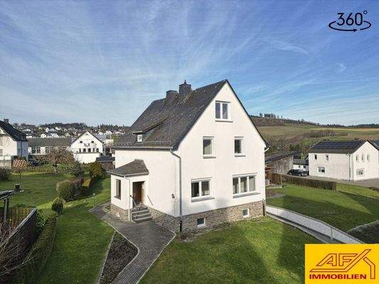 Erstklassig und umfassend modernisiertes Einfamilienhaus mit Garage und Garten