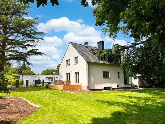 Hausansicht und Garten