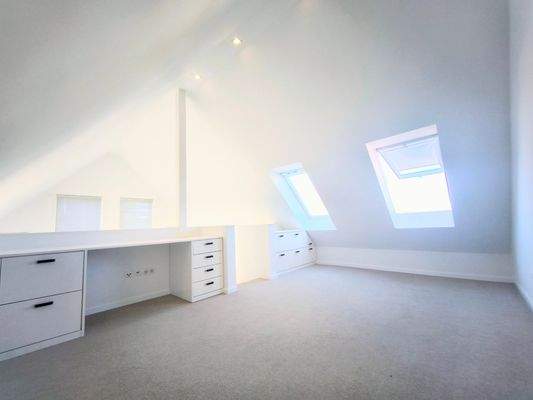 Schlafzimmer mit Schreibtisch und Kommoden