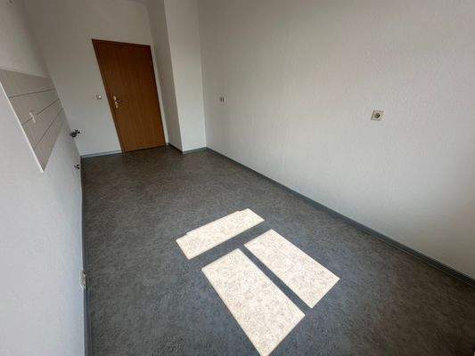 Leerer Raum mit Tür