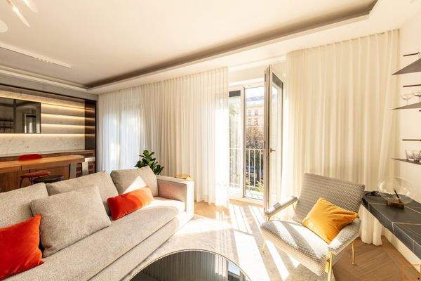 Wohnzimmer mit französischen Fenstern