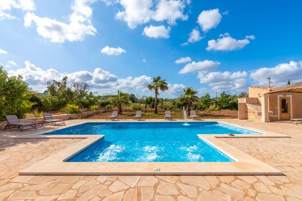 Poolbereich mit Ausblick und Sauna