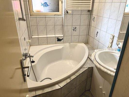 Bad mit großer Eckbadewanne