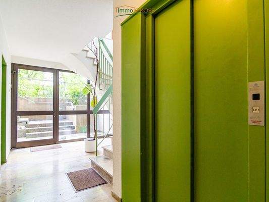 Personenaufzug mit Treppe und weiterem Eingangsbereich