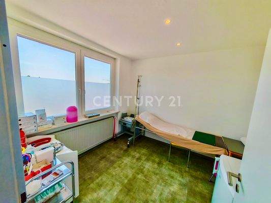 2. lichtdurchflutetes Behandlungszimmer