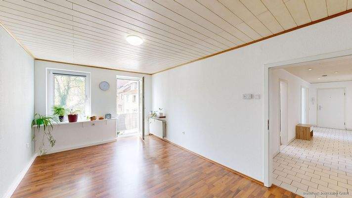 Wohnzimmer mit Balkonzugang