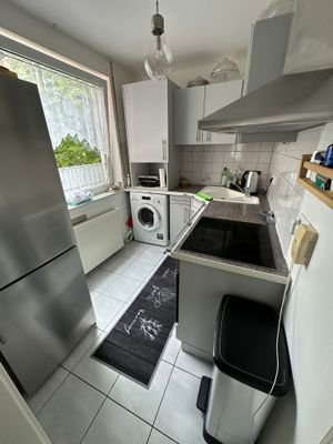 Küche mit Einbauküche und Waschmaschine