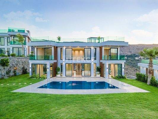 Detached Villas in a Complex with Private Beach in Türkbükü