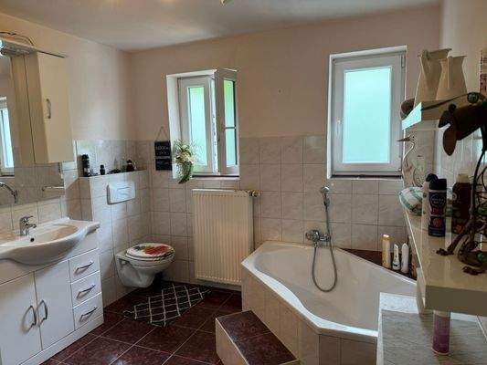 zugegeben, das Bad ist ein wenig älter, aber ich liebe es immer noch. Wenn das natürlich auch Geschmacksache ist.