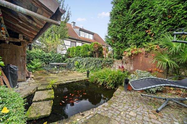 Toskanischer Garten mit Fischteich