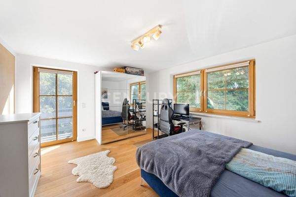 Kinderzimmer mit Zugang zum Balkon im 1. Obergeschoss