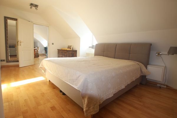 8 Schlafzimmer.JPG