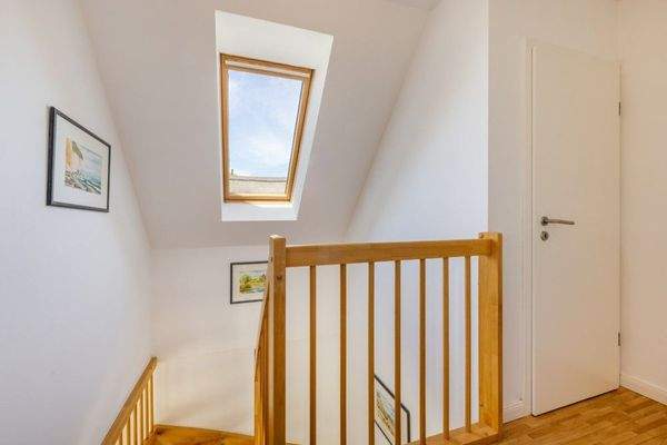 DG: helles Treppenhaus und Duschbad ohne Schrägen 