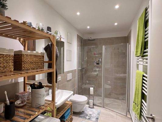 Bad mit großer Dusche und WMA 