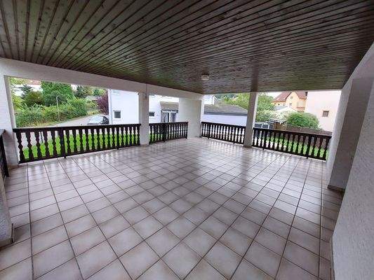 vollüberdachte Terrasse
