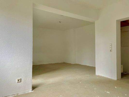 geräumiges Wohnzimmer