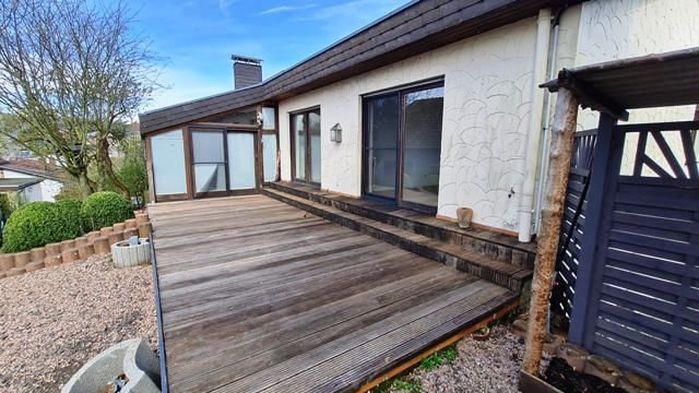 Holzterrasse zugänglich von Wintergarten und Zimme