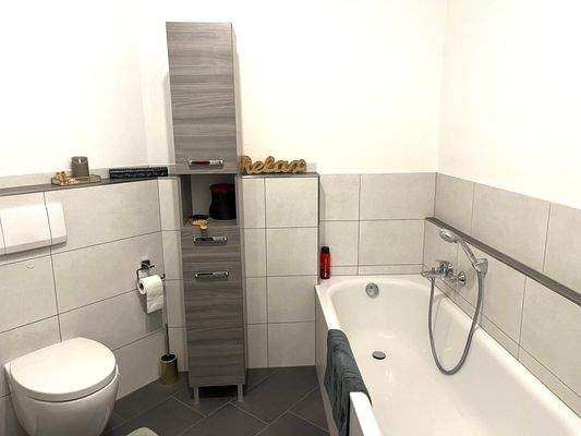 mit Wanne und separater Duschkabine