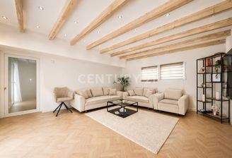 Wohnzimmer mit Holzbalken