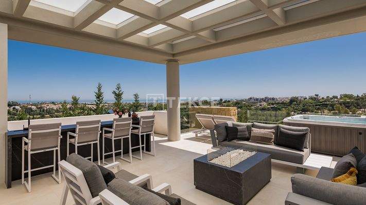 Golf View Villa with Designer Kitchen Near Beach in Benahavís