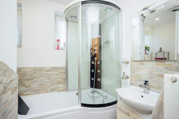 EG - Badezimmer mit Massagedusche