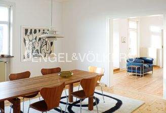 Esszimmer mit Durchgang zum Wohnbereich