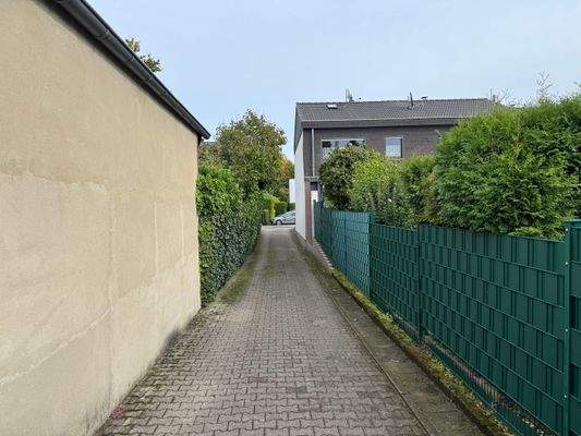 Ausfahrt zur Straße.jpg