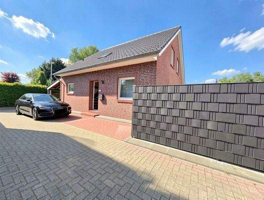 Nordansicht mit Stellplatz