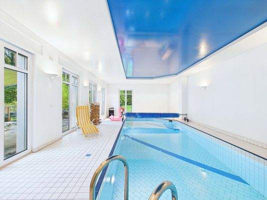 Villa mit Parkgrundstück und Pool in Beaumarais