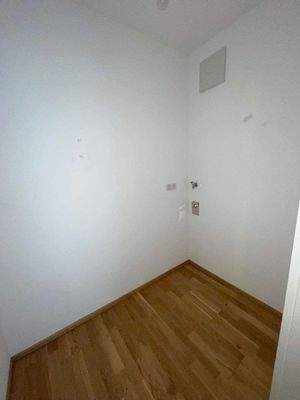 Abstellraum mit Waschmaschinenanschluss