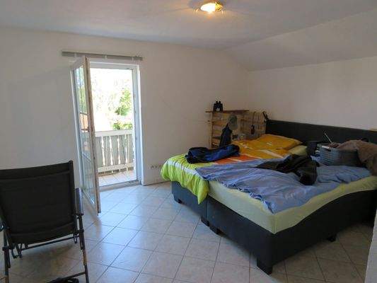 Schlafzimmer mit Ausgang auf den Nordwestbalkon