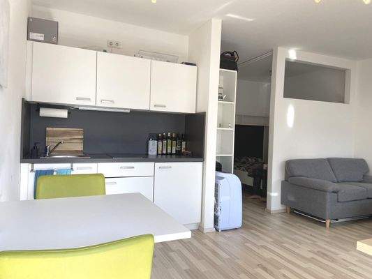 Küchenzeile mit Essbereich