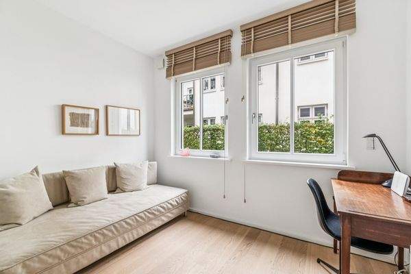 Viel Licht und klare Struktur – ideales Arbeits- oder Gästezimmer (Zimmer 2)