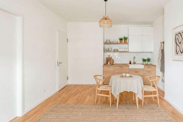 Küche und Essbereich mit Einrichtungsbeispiel