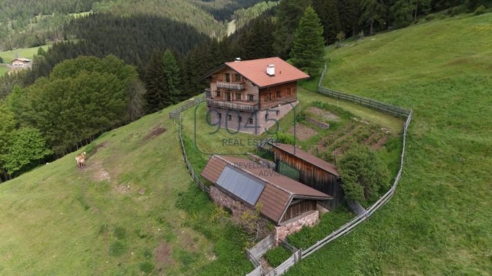 Geschlossener Hof mit Panoramablick in Jenesien - Südtirol