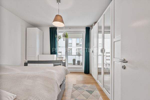 Schlafzimmer mit Zugang zur Loggia