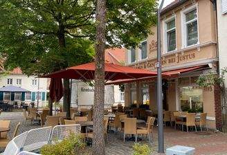 Vorderfront mit Eingang Café