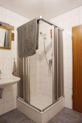 Tageslichtbad mit Dusche ...