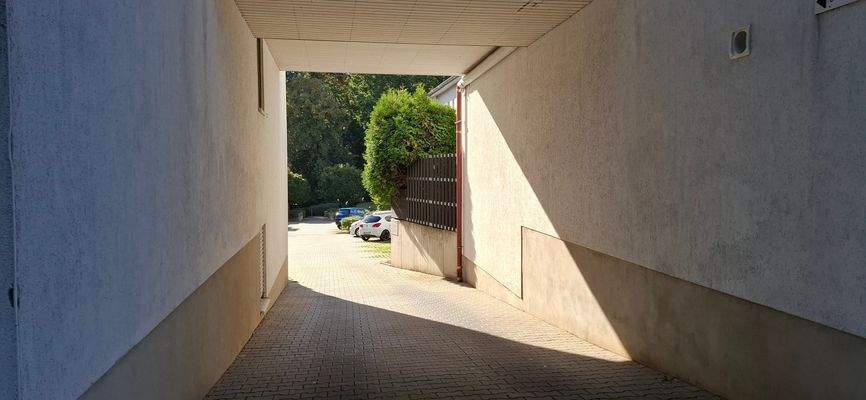 Durchfahrt zu den Stellplätzen