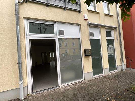 Eingang von der Straße