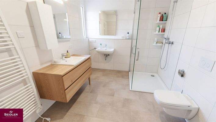 Tageslichtbadezimmer im OG mit KI möbliert