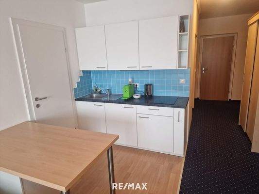 Küchenzeile mit Verbindungstür