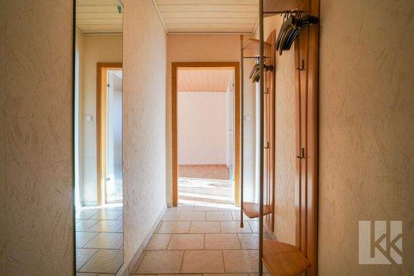Der Flur verbindet die Zimmer der Erdgeschoss-Wohnung