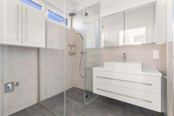 Badezimmer mit Dusche